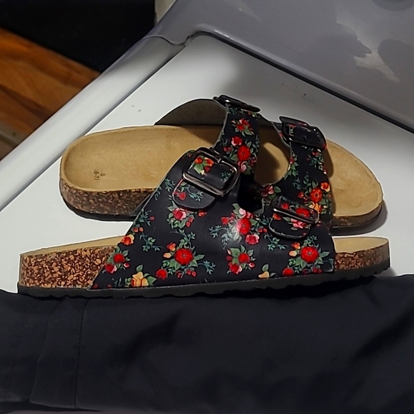 Woman's slides - Picture 4 of 6